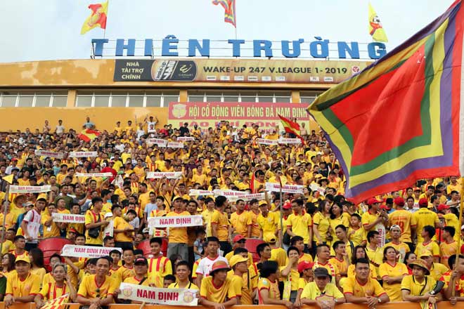 Trước giờ trận đấu giữa Nam Định và HAGL diễn ra ít phút, các khán đài sân Thiên Trường gần như được lấp kín.