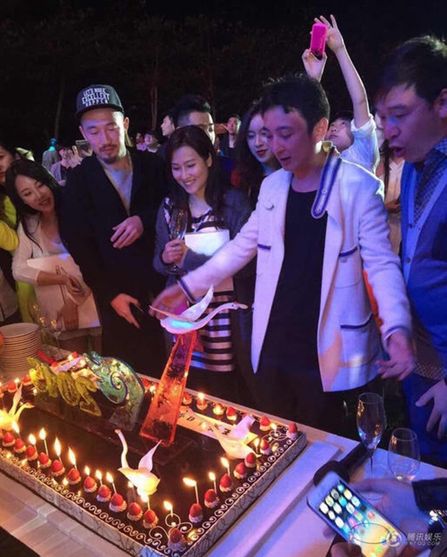 Năm 27 tuổi, để chúc mừng sinh nhật của mình, Wang Sicong đặt toàn bộ bãi biển và 1 khách sạn 5 sao tại thành phố Sanya (Hải Nam).