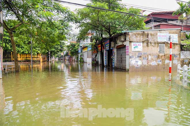 Vào ngày 5/8&nbsp;(tức là 3 ngày sau&nbsp;bão số 3), phố Hoa Lâm bị nước ngập bủa vây.