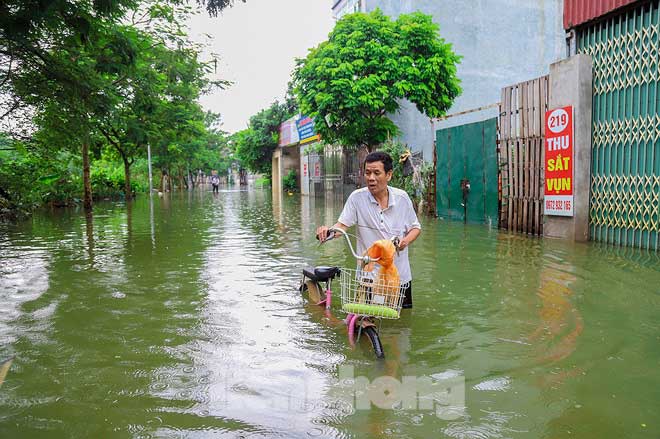 Nhiều đoạn ngập sâu khiến các phương tiện không thể di chuyển.