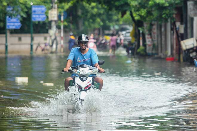 Ba ngày sau mưa bão, phố Hà Nội vẫn chìm trong biển nước - 5