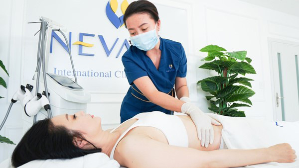 NSƯT Mỹ Duyên đang được massage ‘’đả thông kinh lạc’’