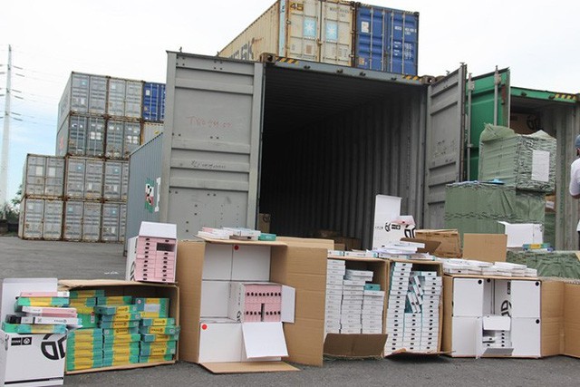 Container chứa hàng nghìn phụ kiện điện thoại di động, nhập khẩu từ Trung Quốc bị bắt giữ