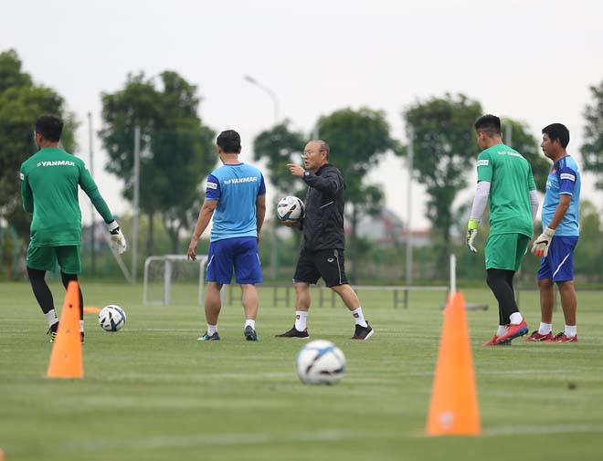 U23 Việt Nam tập tranh vàng SEA Games: Sao trẻ quyết ghi điểm với thầy Park - 10