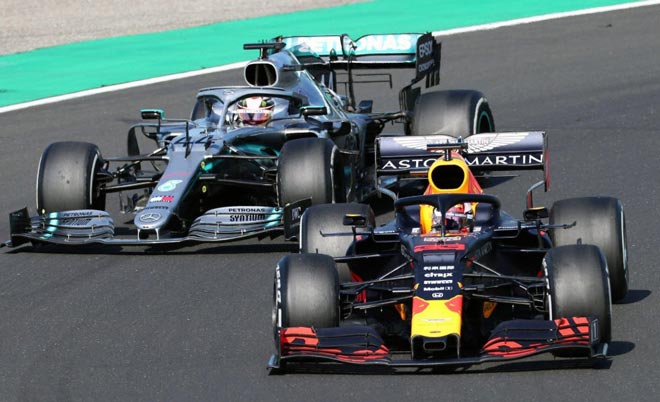 Màn so kè nghẹt thở vòng 39 và ưu thế vẫn thuộc về Verstappen.