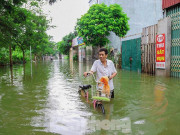 Tin tức trong ngày - Ba ngày sau mưa bão, phố Hà Nội vẫn chìm trong biển nước