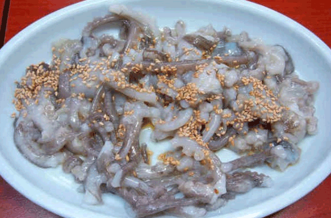 10. Bạch tuộc sống là món ăn Hàn Quốc được cắt ra và phục vụ ngay lập tức. Tuy nhiên, những súc tu của bạch tuộc vẫn giữ độ bám của chúng trở thành mối nguy hiểm gây nghẹt thở nghiêm trọng.
