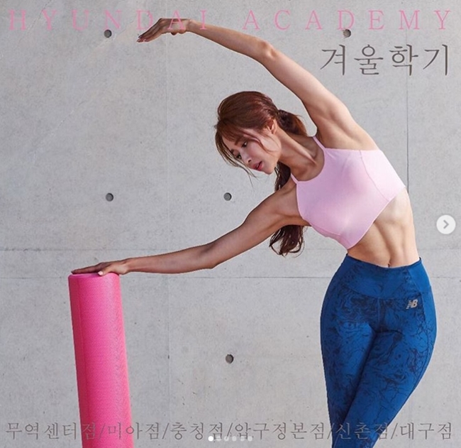 Ngoài Pilates, Kang Hyun Kyung còn tập tạ kết hợp yoga, chạy bộ, bơi lội… để có thân hình cân đối.