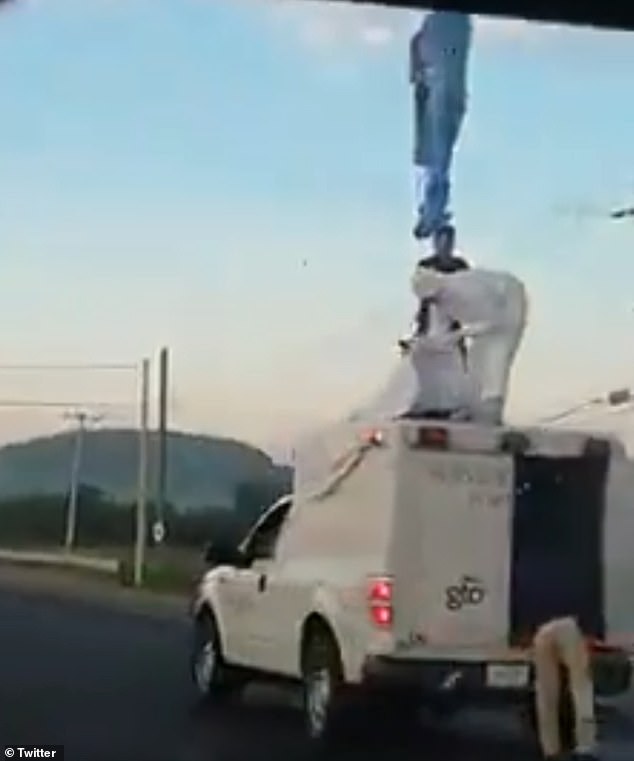 Băng đảng nguy hiểm nhất Mexico treo cổ trùm băng đối thủ trên đường cao tốc - 2