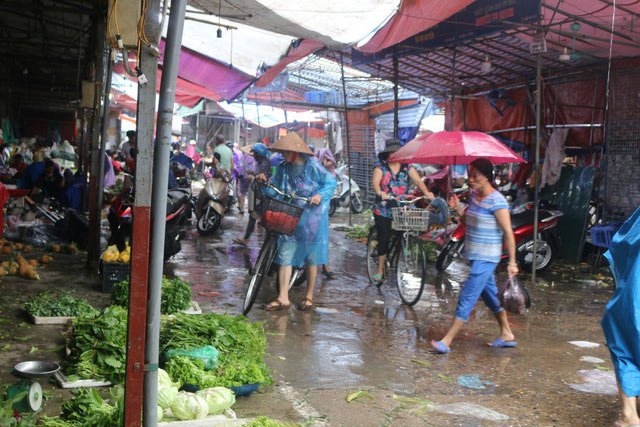 Nhiều cửa hàng trống trơn vì tiểu thương bỏ chợ vì mưa bão