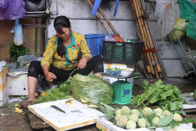 Số lượng và chủng loại rau ở quầy của chị Phương đều ít so với ngày thường