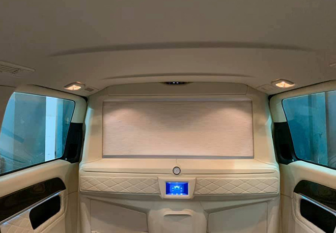 Mercedes-Benz V-Class &#34;độ&#34; nội thất da bò Ý và vách ngăn ông chủ như Rolls-Royce Phantom - 5