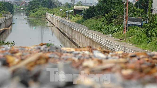 Hệ thống đường dẫn và cống tự chảy đang thi công dở dang.