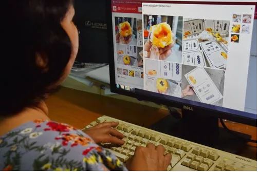 Bánh trung thu Trung Quốc bán tràn lan trên mạng. Ảnh: Tấn Thạnh