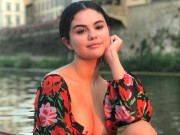 Thời trang - Bí quyết mặc váy hoa giống Selena Gomez không bị già