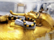 Thế giới - Quan tài mạ vàng của hoàng đế Ai Cập Tutankhamun lần đầu tiên rời lăng mộ 3.300 năm