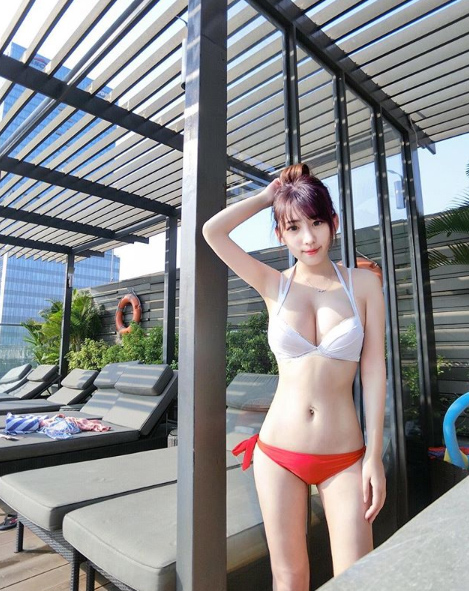 Thân hình không kém gì bất cứ cô hot girl, người mẫu nào của nữ y tá xinh đẹp Elle