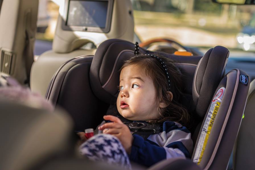Trẻ em sẽ gặp nhiều nguy hiểm đến tính mạng nếu bị nhốt&nbsp;trong xe quá lâu (Ảnh: Internet)