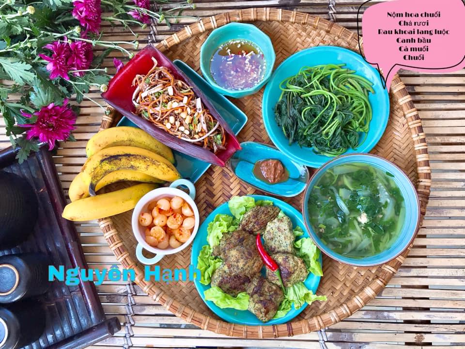 Nộm hoa chuối, chả rươi, rau khoai lang luộc, canh bầu, cà muối