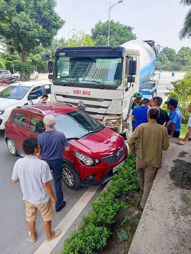 Vinfast Fadil va chạm với xe bồn trộn bê tông và cái kết bất ngờ - 2