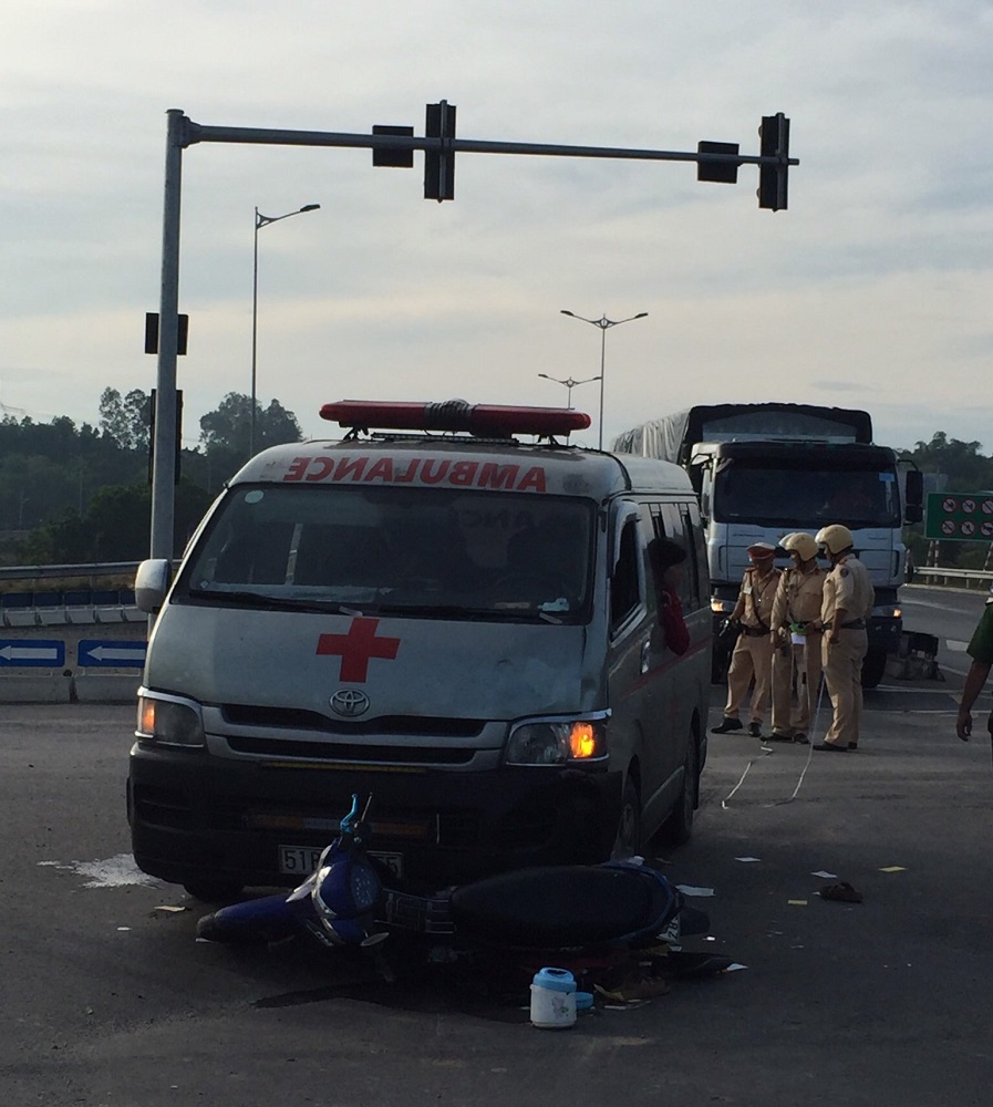 Hiện trường vụ tai nạn giữa xe chở quan tài và xe máy ở Đà Nẵng khiến hai người bị thương. Ảnh: CA Đà Nẵng