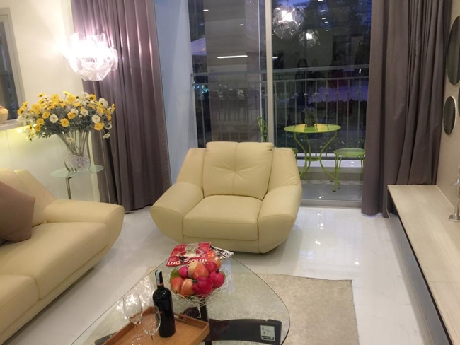 Năm 2015, Triệu Thị Hà chia sẻ hình ảnh phòng khách một căn chung cư có nội thất cao cấp khiến nhiều người tò mò. Người đẹp 9X không nói rõ đây là căn hộ cô mua hay đi thuê.