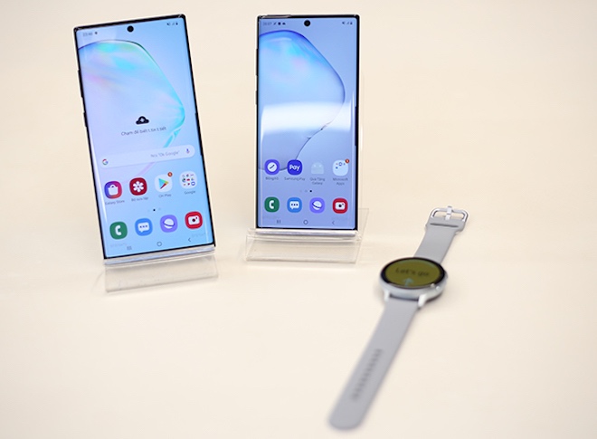 Samsung Galaxy Note10 (bên phải) và Note10+&nbsp;(bên trái).