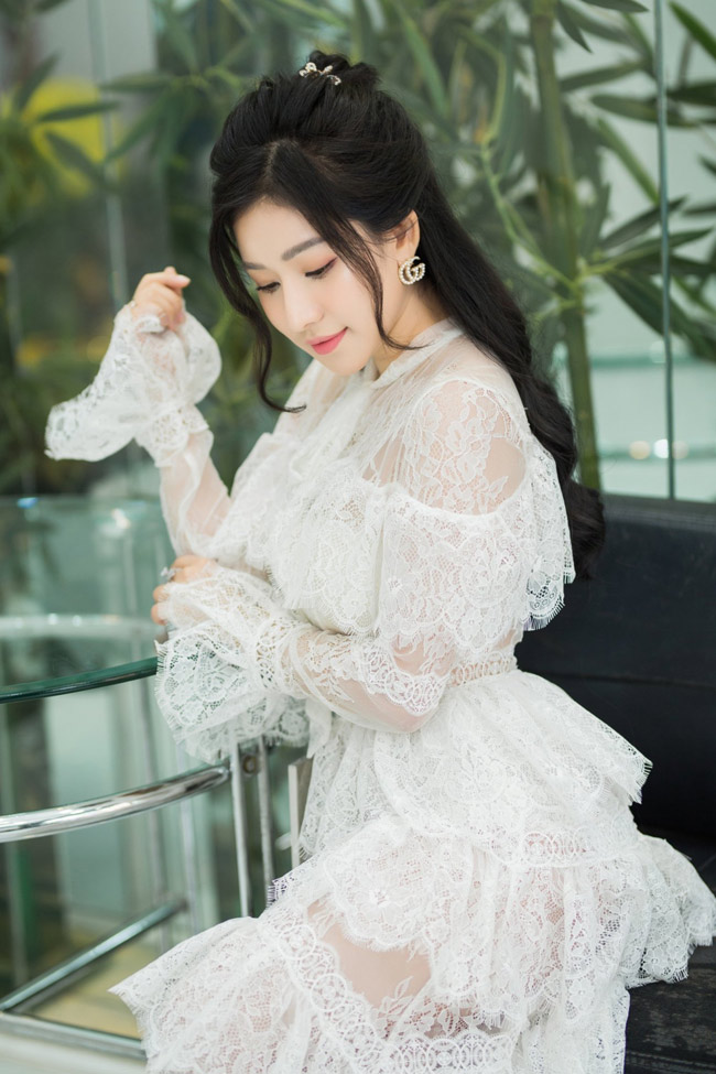 Thời gian gần đây, hot girl Ivy sang Đài Loan tham gia làm khách mời một cuộc thi sắc đẹp và tranh thủ thời gian du lịch cùng bạn bè. Cô cho biết bản thân thành thạo tiếng Trung và tiếng Anh nên không bỡ ngỡ khi đi du lịch thế giới.