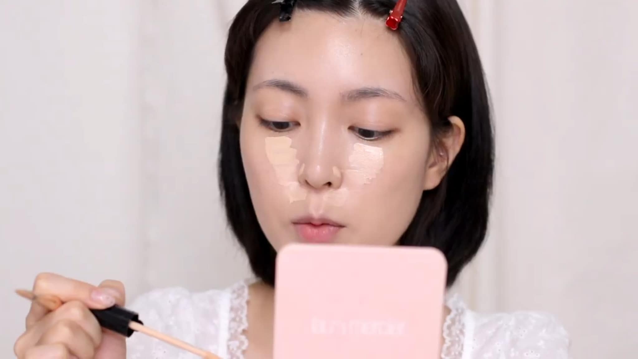 Sử dụng concealer cho những vùng da xấu, có khuyết điểm.