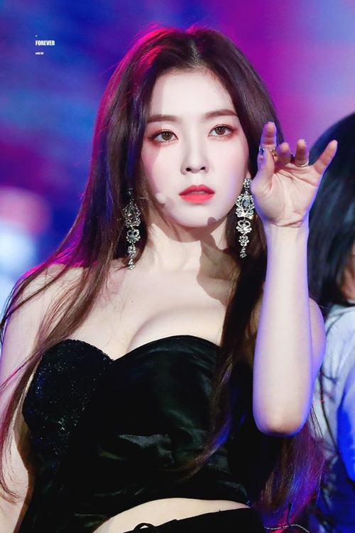 Irene của nhóm Red Velvet luôn khiến các đồng nghiệp phải e dè vì sở hữu làn da trắng hơn hẩn 1-2 tông so với người thường.