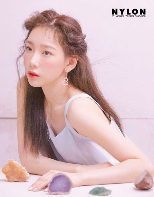 Taeyeon – trưởng nhóm xinh đẹp của SNSD có vẻ ngoài trẻ trung hơn hẳn so với tuổi 30 nhờ vào làn da hoàn hảo khó tìm ra khiếm khuyết.