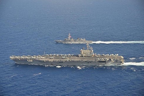 Tàu sân bay USS Ronald Reagan của hải quân Mỹ và tàu khu trục của Nhật Bản hoạt động ở Biển Đông. (Ảnh minh họa)&nbsp;