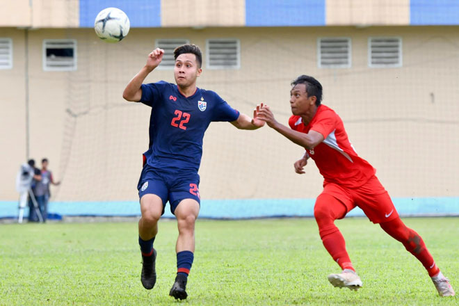 Trong khi chiều cùng ngày, một ứng viên vô địch khác là U18 Thái Lan bất ngờ để U18 Singapore cầm hoà với tỉ số 1-1 trên sân vận động Thành Long. Điều này chứng tỏ cuộc cạnh tranh 2 tấm vé vào bán kết ở bảng B sẽ vô cùng khốc liệt khi U18 Singapore cũng có thể trở thành “ngựa ô” của giải.