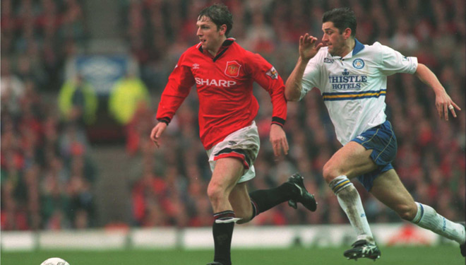 Lee Sharpe (trái) thời còn thi đấu cho MU là một tiền vệ chạy cánh nhưng mặc áo số 5 vốn dành cho các hậu vệ