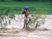 Tin tức trong ngày - Để &quot;người hùng&quot; bơi ra dòng nước lũ cứu người: Chủ tịch huyện nói gì?