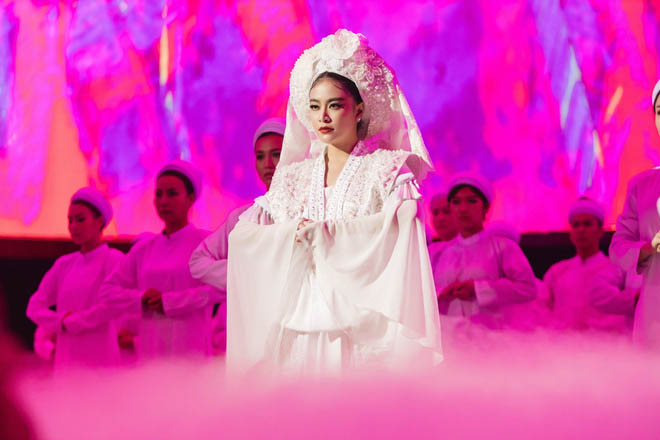 Hình ảnh Hoàng Thuỳ Linh trong MV "Tứ phủ".