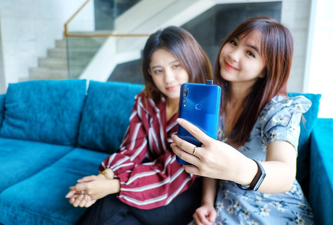 Cùng phân khúc giá, nên chọn Xiaomi Mi 8 Pro hay Huawei Mate 20? - 3