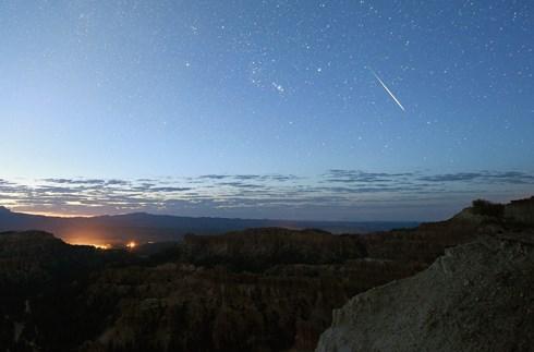 Một vệt sao băng Perseid trên bầu trời tại Công viên Quốc gia Bryce Canyon, Utah, Mỹ.