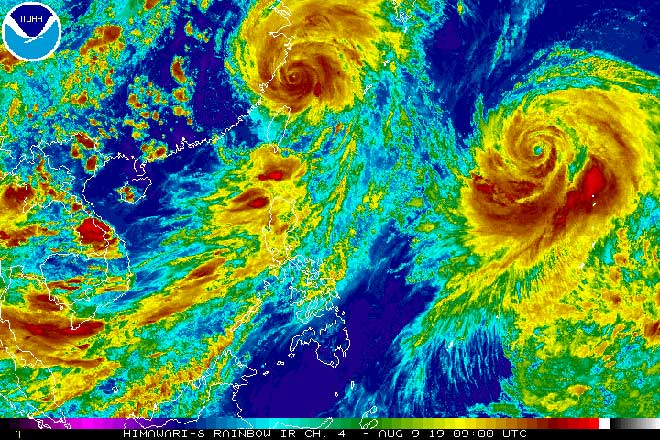 &nbsp;Hình ảnh vệ tinh siêu bão Lekima (trái) và bão Krosa (phải). Nguồn Cơ quan Quản lý Khí quyển và Đại dương Quốc gia Mỹ (NOAA).