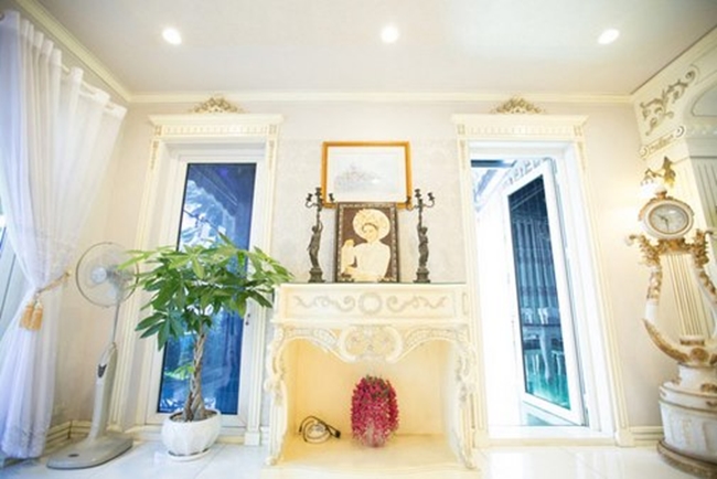Ngôi biệt thự được phủ toàn sắc trắng, vàng. Thiết kế nội thất sang trọng, trang nhã theo phong cách cổ điển.