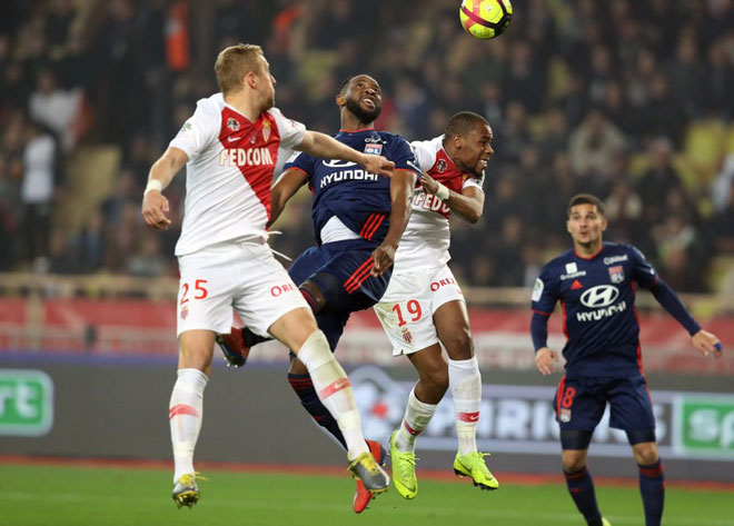 Moussa Dembele đem về bàn mở tỉ số rất sớm cho Lyon