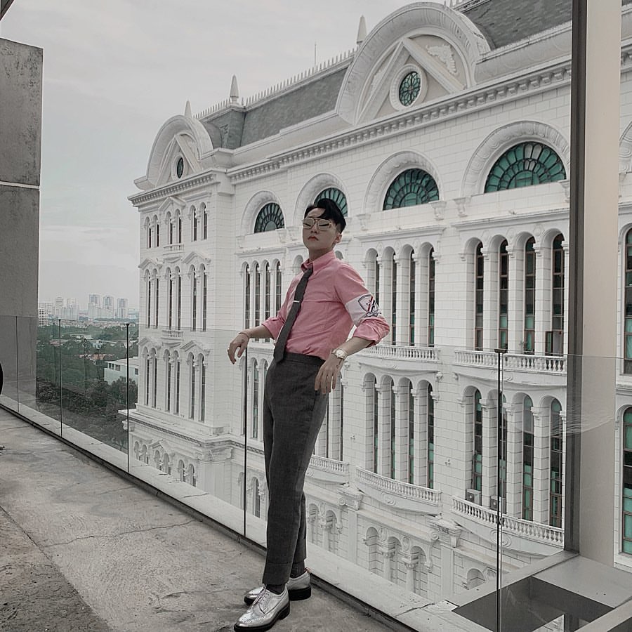 Mẫu sơ mi màu hồng nữ tính của Thom Browne cũng không làm giảm độ cool ngầu của Sơn Tùng.&nbsp;