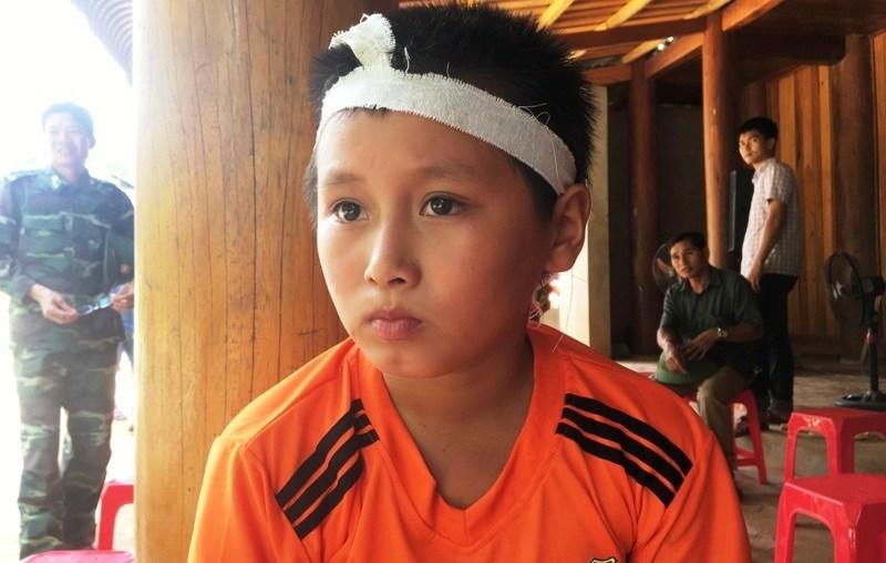 Cháu Ngân Công Việt (10 tuổi) may mắn thoát nạn khi cơn lũ cuốn trôi 4km