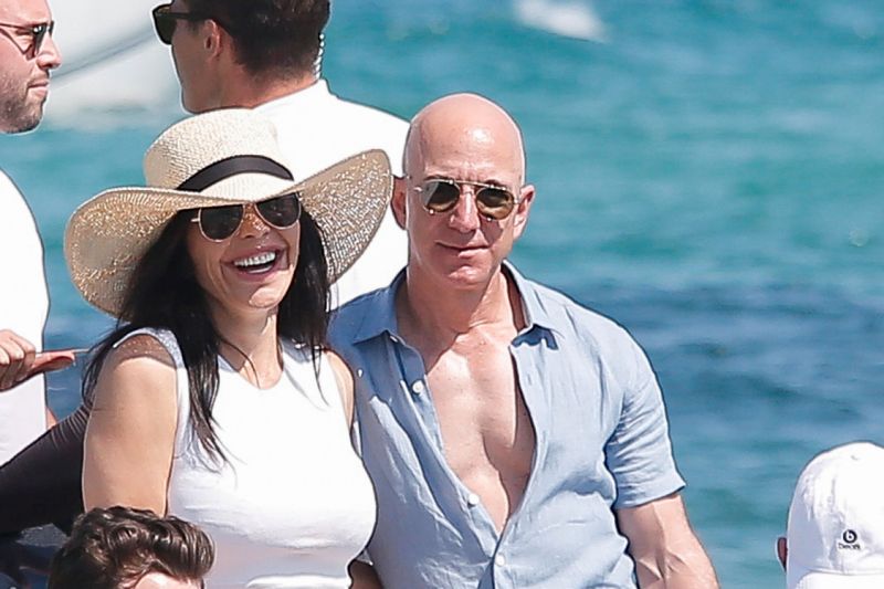 Tỷ phú Jeff Bezos khoe cơ ngực bên&nbsp;bạn gái&nbsp;Lauren Sanchez tới Pháp du lịch