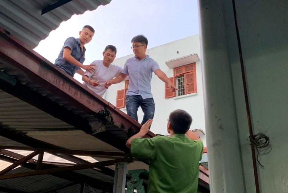 Sau 5 giờ đồng hồ vận động, thuyết phục, lực lượng công an đã giải cứu được đối tượng nghi "ngáo đá" trèo lên mái nhà.