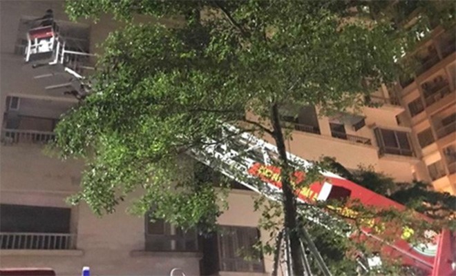 Lực lượng cứu hộ dùng xe thang tiếp cận mái tầng 4 để đưa thi thể nạn nhân xuống.
