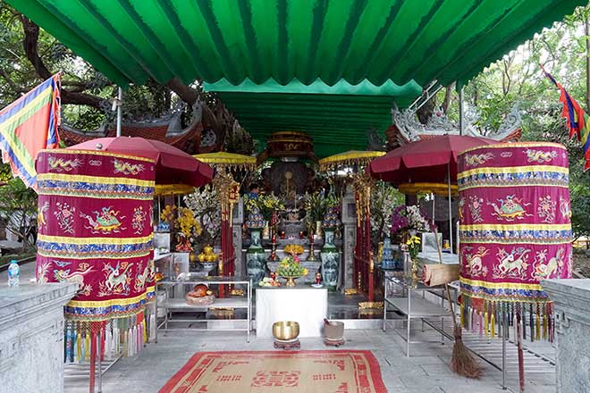 Ban thờ chính quay mặt ra hồ nước, nằm lộ thiên và mới được che bằng mái bạt xanh 2 năm nay.