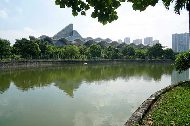 Bao phủ quanh miếu là hồ nước, bên kia là tòa nhà chính của Trung tâm hội nghị quốc gia.