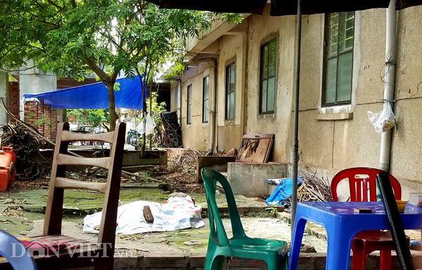 Nhiều người&nbsp;bán hàng nước ở đây cho biết, trước đây, tòa&nbsp;nhà này là trụ sở làm việc của nhiều cơ quan hành chính&nbsp;tỉnh Lạng Sơn. Sau này,&nbsp;các cơ quan được phân đất để xây&nbsp;trụ sở riêng&nbsp;nên khoảng 10 năm nay, tòa nhà cũng dần&nbsp;vắng bóng người.&nbsp;Thấy diện tích khu vực này bỏ hoang nên nhiều người đã căng bạt che ngồi bán nước.