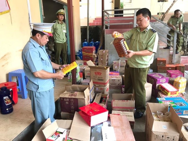 Lực lượng QLTT Lạng Sơn &nbsp;tiến hành kiểm tra hơn 5.000 mặt hàng thực phẩm nhập lậu